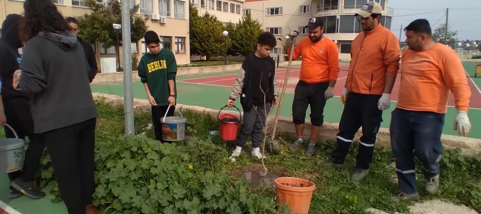 Çeşme’de okul bahçeleri meyve bahçesine dönüşüyor