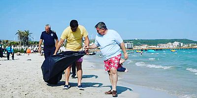 Başkan Ekrem Oran, plajda çöp topladı! 