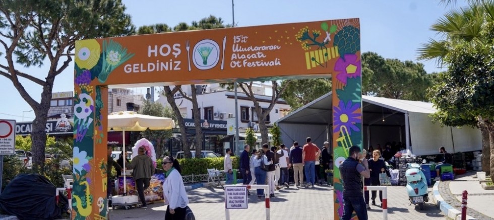 15. Uluslararası Alaçatı Ot Festivali’nde stantlar açıldı, yarışmalar ve etkinlikler hafta sonu boyunca sürüyor  