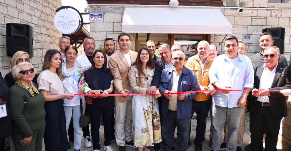 Alaçatı’da “Kitap Kafe” Hizmete Açıldı