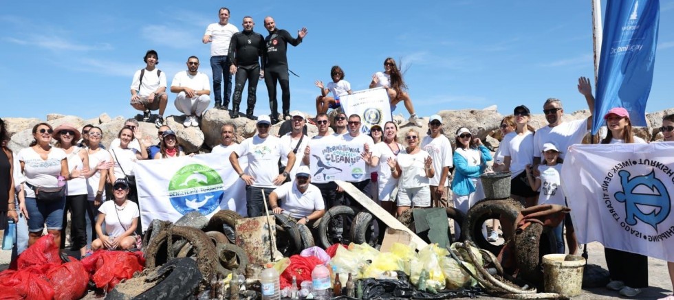 Çeşme’de denizden 1,5 ton çöp çıkarıldı!