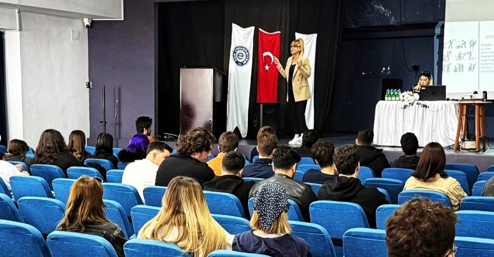 Çeşme’de Üniversite Öğrencilerine KADES ve Narkotik Eğitimi