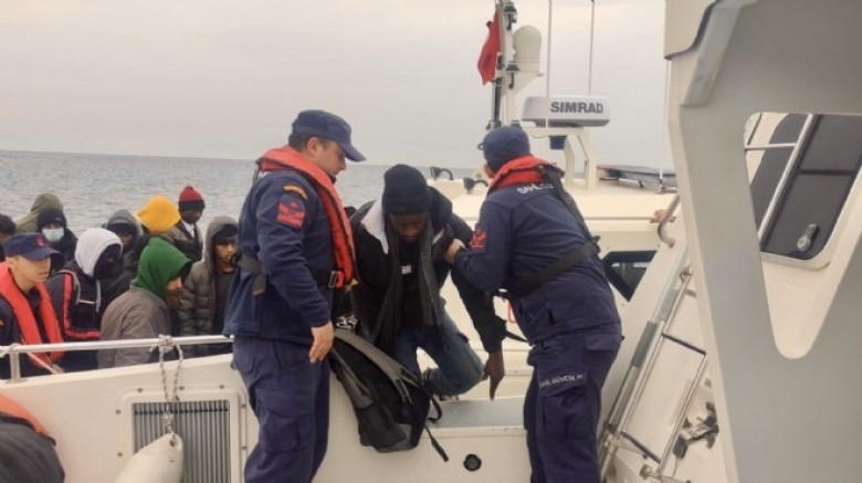 Çeşme ve Urla’da göçmen dramı: 4’ü çocuk 26 kişi kurtarıldı, 19 kişi yakalandı