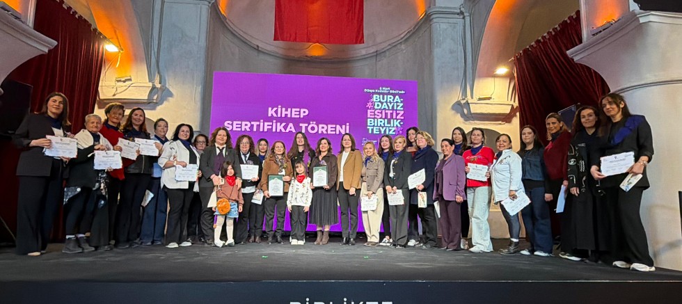 Çeşmeli Kadınlar KİHEP Sertifikalarını Başkan Denizli’den Aldı