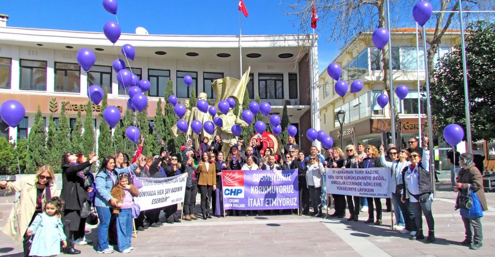 CHP Çeşme Kadın Kolları 8 Martta Meydandaydı 
