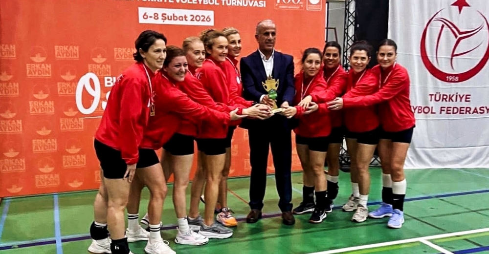 Filede Çeşme Rüzgârı: Çeşme Master 40+ Kadın Voleybol Takımı Turnuvayı Üçüncü Tamamladı