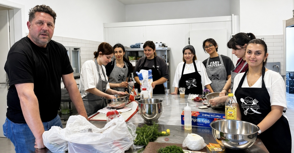 Genç Şeflerin Festival Heyecanı: Alaçatı İçin Mutfakta Hummalı Çalışma!