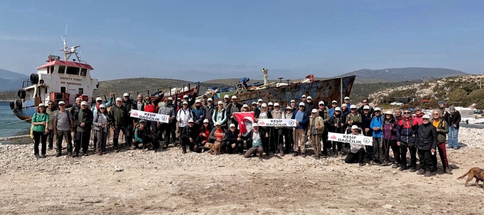 Keşif Dağcılık Kulübü’nden Demircili Koyu’nda hurda gemi protestosu