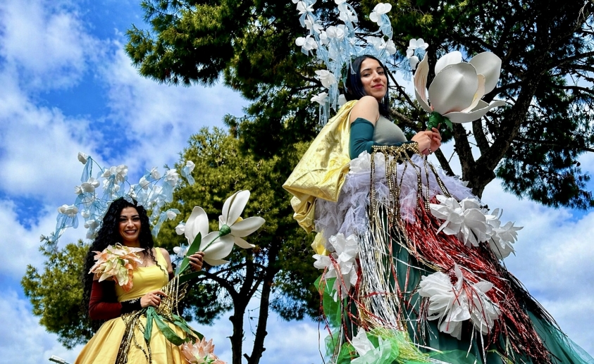 15. Uluslararası Alaçatı Ot Festivali Korteji Renkli Görüntülere Sahne Oldu