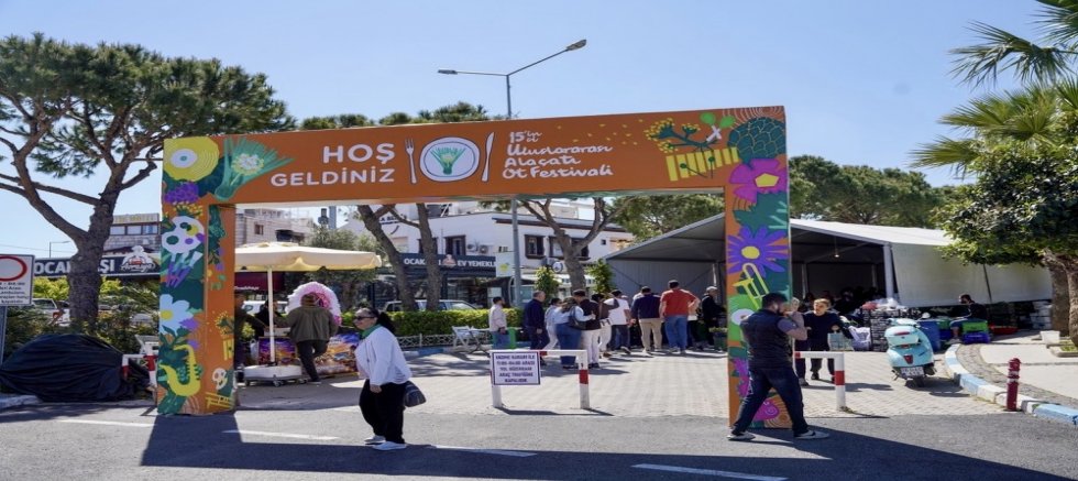 15. Uluslararası Alaçatı Ot Festivali’nde stantlar açıldı, yarışmalar ve etkinlikler hafta sonu boyunca sürüyor  