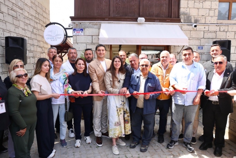 Alaçatı’da “Kitap Kafe” Hizmete Açıldı