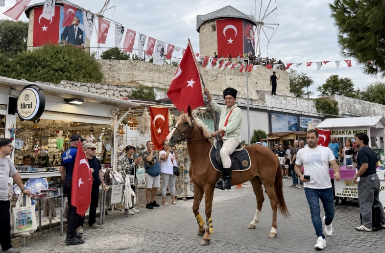 Alaçatı’nın kurtuluşunun 104. yıldönümü gururla kutlandı 