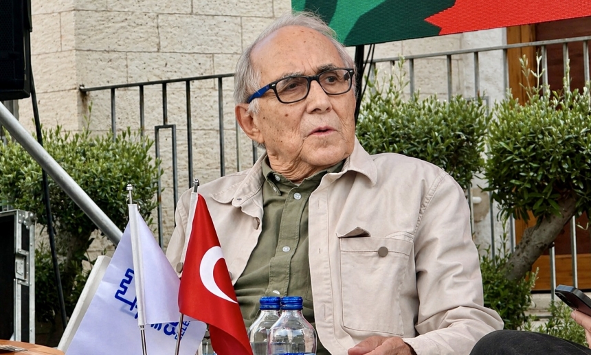 Ataol Behramoğlu Alaçatı’da Okurlarıyla Buluştu