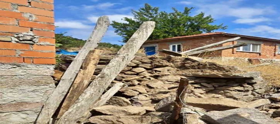 Balıkesir’de 4,9 Büyüklüğünde Deprem: İki Metruk Ev Çöktü