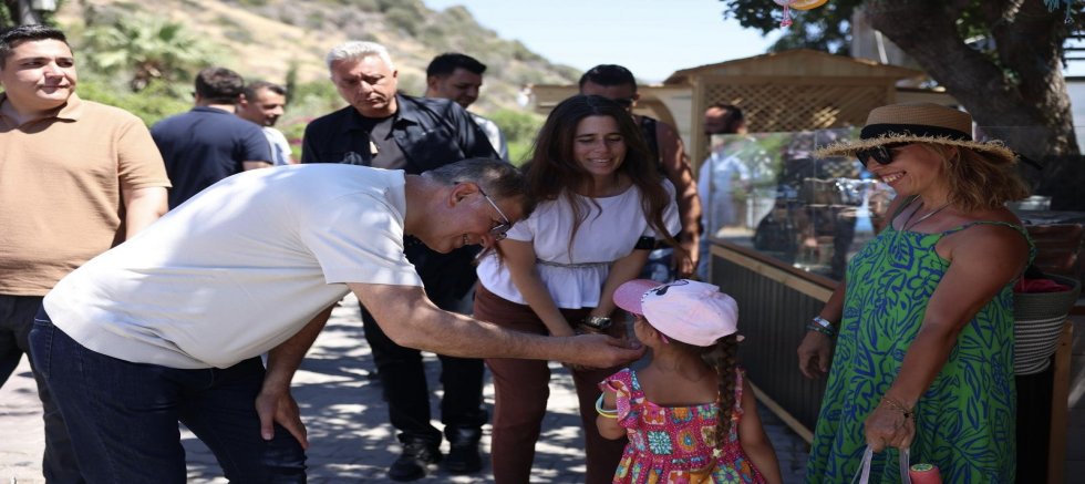 Başkan Tugay Çeşme’de Yangın Mağdurlarını Yalnız Bırakmadı