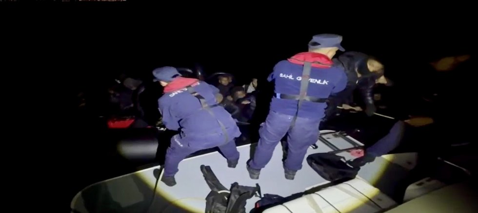 Çeşme açıklarında 34 düzensiz göçmen yakalandı