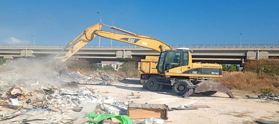 Çeşme Belediyesi, Alaçatı Sulak Alanı’ndaki Molozları Temizledi