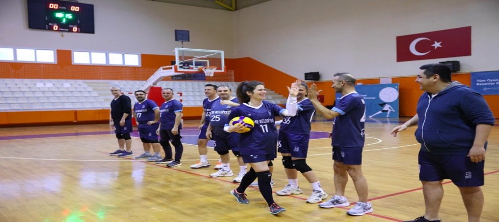 Çeşme Belediyesi Birimler Arası Voleybol Turnuvası coşkuyla tamamlandı