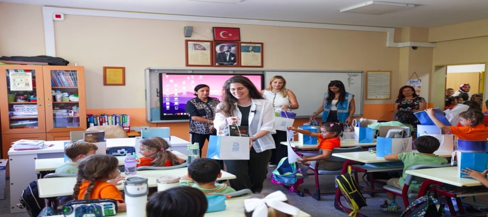 Çeşme Belediyesinden minik öğrencilere “Okula Hoş Geldin” desteği