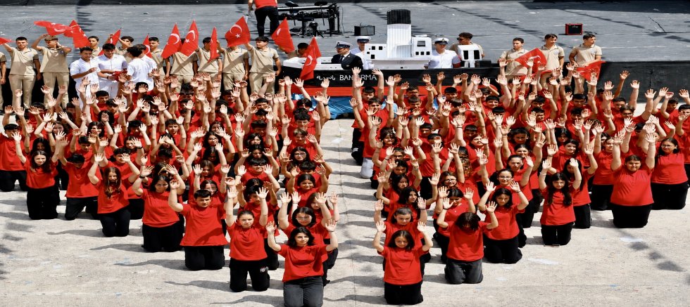 Çeşme’de 19 Mayıs Coşkusu  Kalpler vatan için attı…