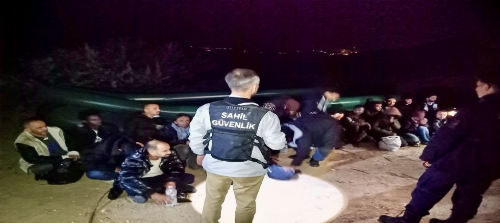 Çeşme’de Aynı Gece İki Operasyonda 50 Düzensiz Göçmen Yakalandı