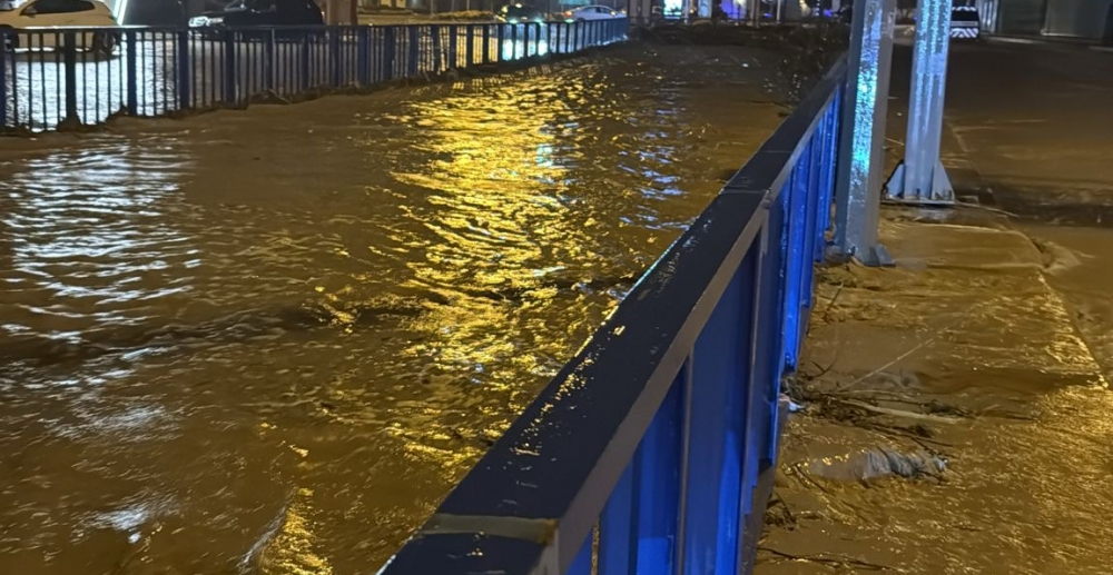 Çeşme’de Bir Aylık Yağış Bir Gecede Düştü!