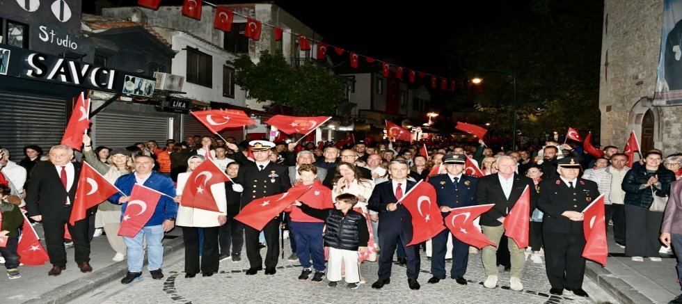 Çeşme’de Cumhuriyet Bayramı Coşkusu Fener Alayı İle Doruğa Ulaştı