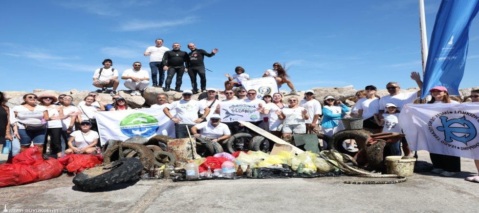 Çeşme’de denizden 1,5 ton çöp çıkarıldı!