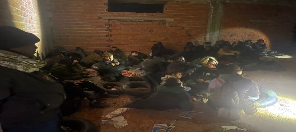 Çeşme’de Metruk Binada 29 Kaçak Göçmen Yakalandı