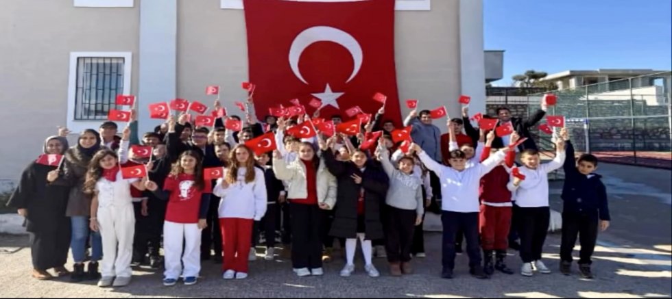 Çeşme’de Okullarda İkinci Dönem “Bayrak Sevgisi” Temasıyla Başladı