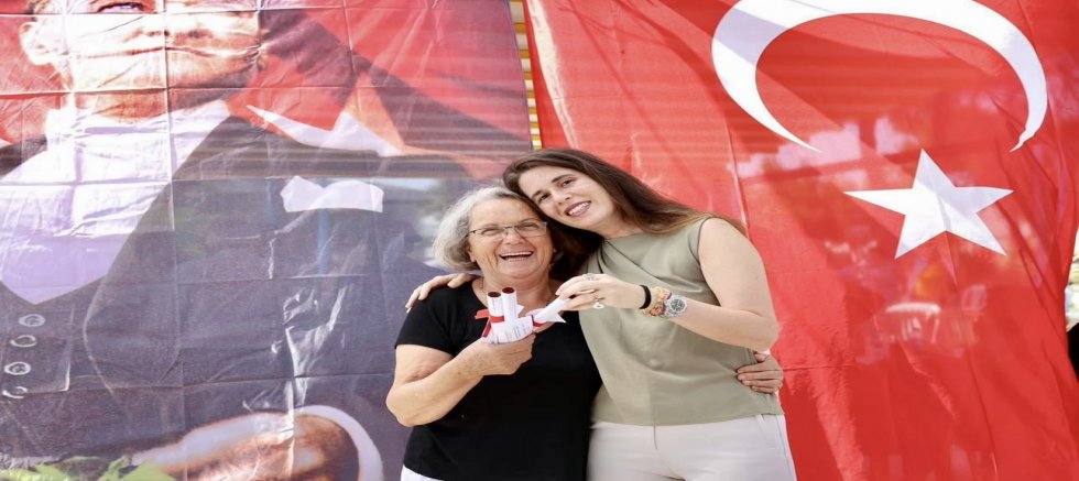 Çeşme’de Petek Evleri Kooperatifi 30 Yıl Sonra Tapularını Aldı!