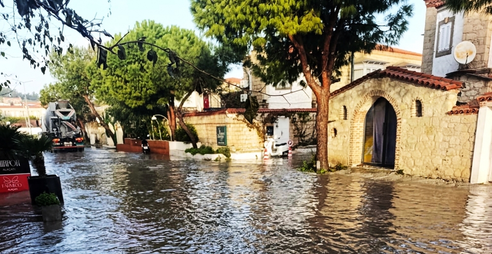 Çeşme’de sağanak sele neden oldu: Sokaklar göle döndü, tarihi köprü sular altında kaldı