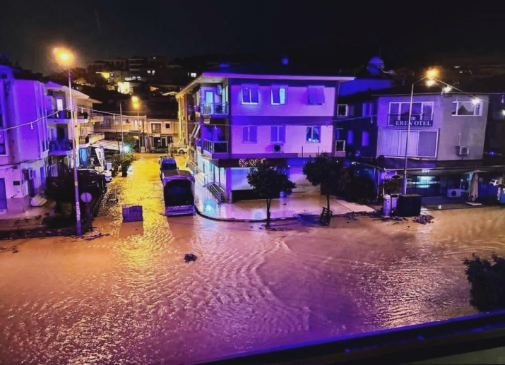 Çeşme’de sağanak yağış ve fırtına etkili oldu; Belediye ekipleri teyakkuzdaydı 
