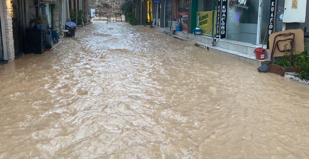 Çeşme’de sağanak yağış hayatı felç etti: Belediye ekipleri teyakkuzda!