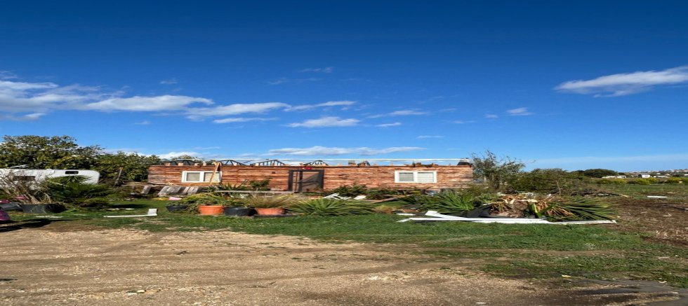 Çeşme’de Sağanak Yağışta Çıkan Hortum Bir Evi ve Aracı Vurdu!