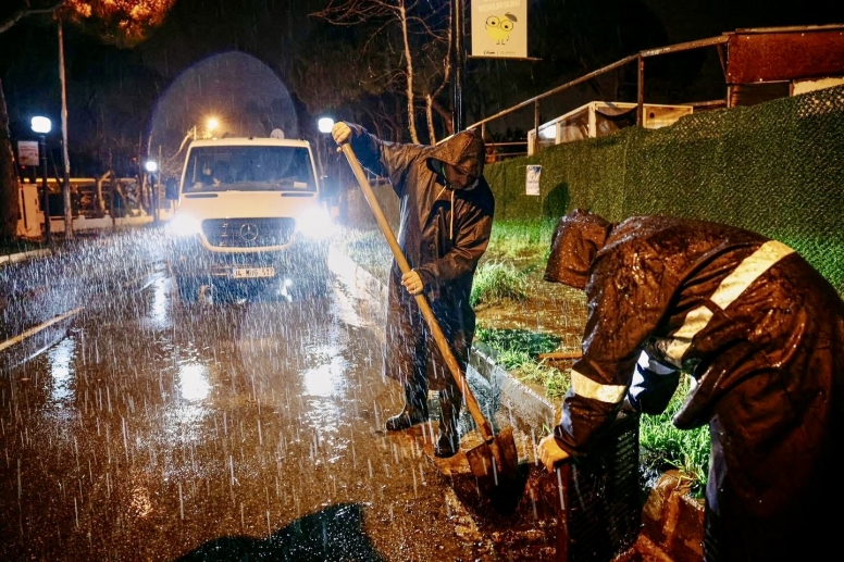 Çeşme’de şiddetli yağışa karşı kesintisiz mücadele