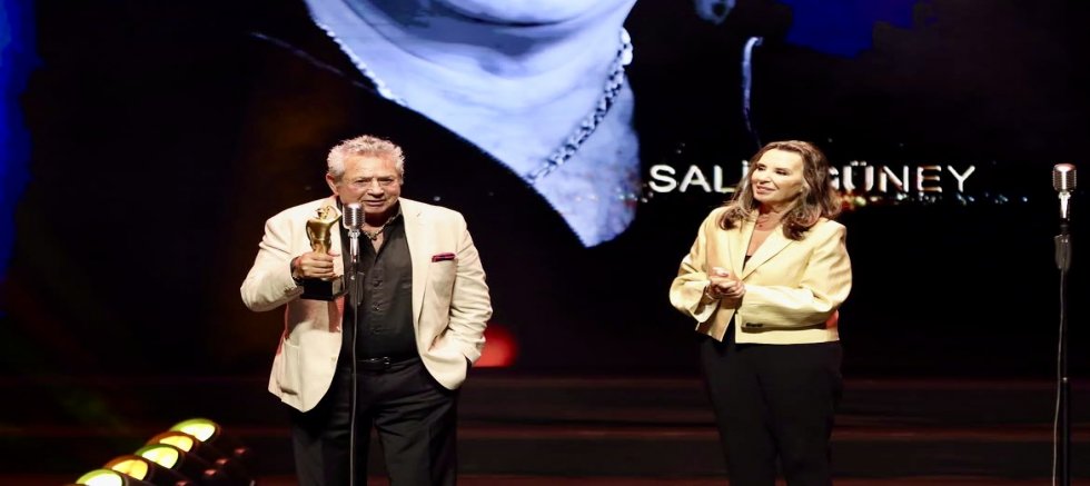 Çeşme’de Yaşayan Yeşilçam’ın Yakışıklı Jönü Salih Güney’e Onur Ödülü