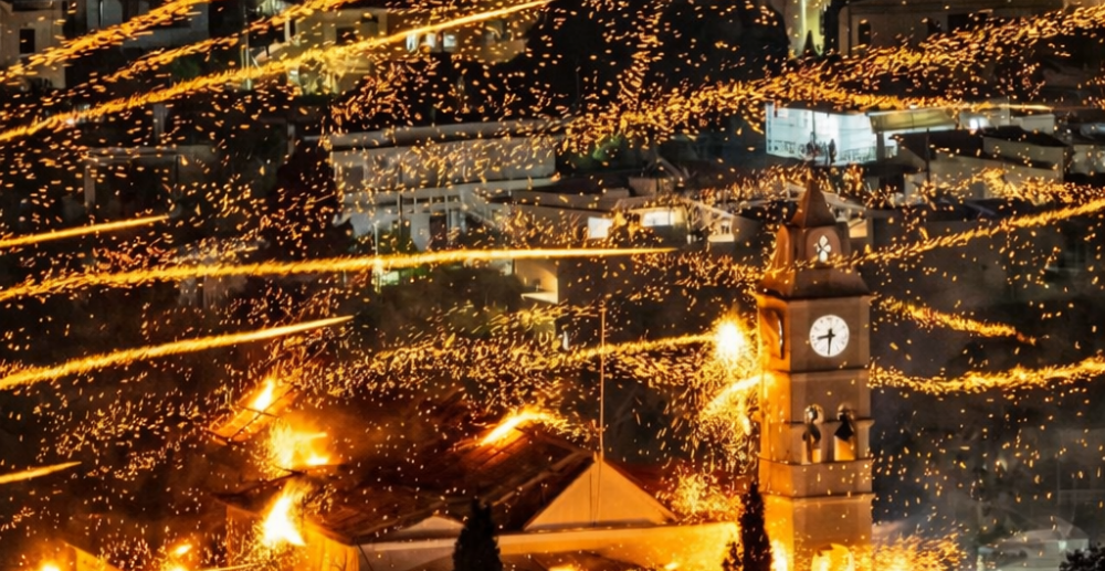 Çeşme’den Sakız’a Paskalya çıkarması: Roket savaşı geceyi aydınlattı!