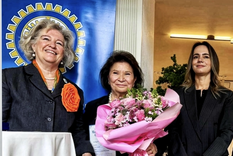 Çeşme Hastane Gönüllülerine MargaretteGoldingAward Ödülü