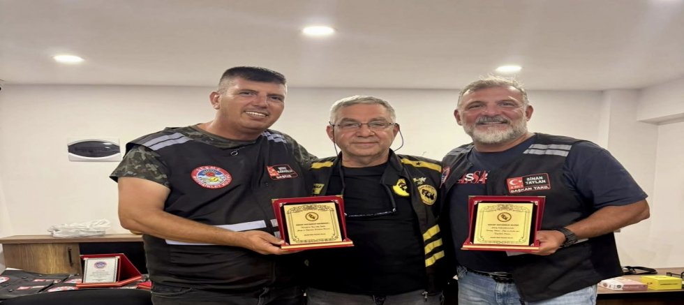 Çeşme Motosiklet Kulübü’nden Yangına Müdahale Eden Kuryelere Plaket