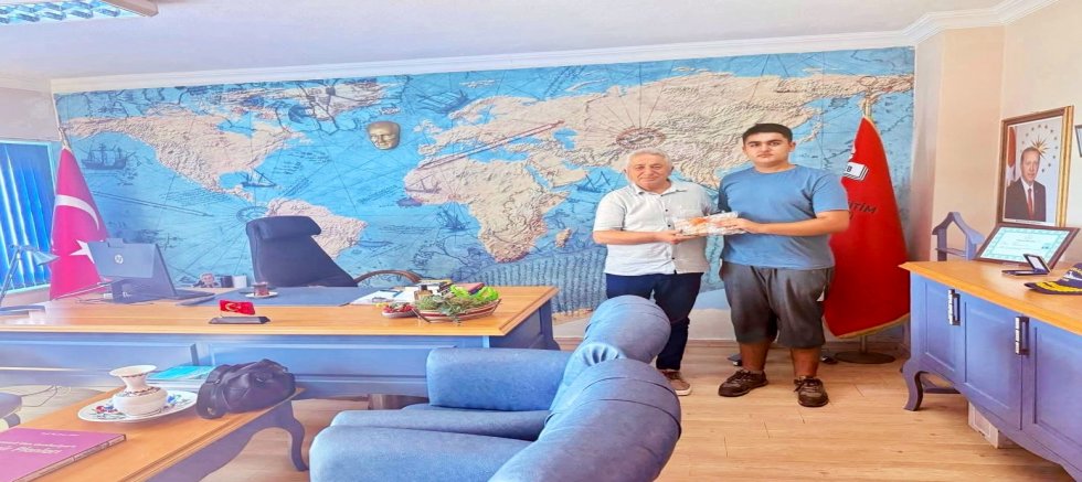 Çeşme’nin LGS Birincisinden Milli Eğitim Müdürüne Ziyaret