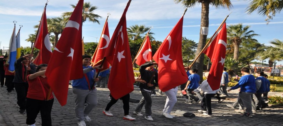 Çeşme Sokaklarında Cumhuriyet Coşkusu Yankılandı 