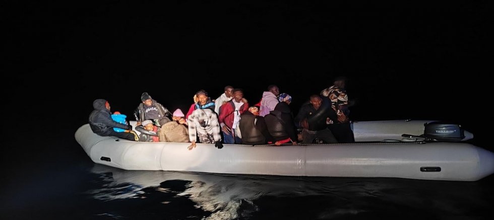 Çeşme ve Seferihisar Açıklarında 42 Düzensiz Göçmen Yakalandı