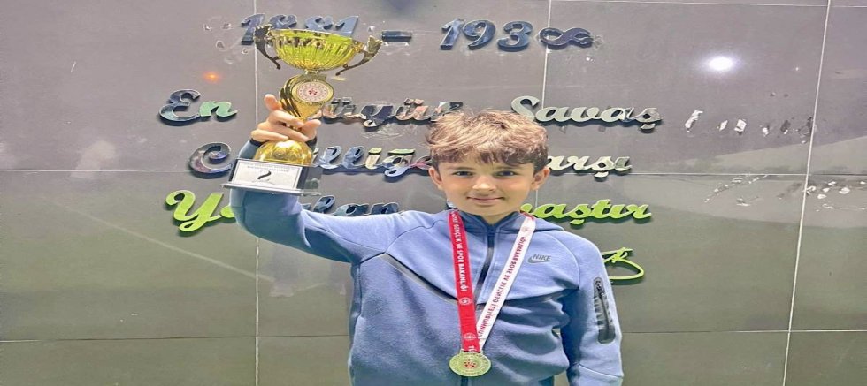 Çeşmeli Satranççı Emir Tütüncüoğlu’ndan İzmir’de Büyük Başarı