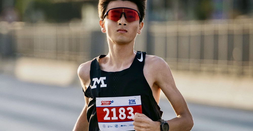 Çeşmeli Sporcu Kaan Miyazaki Öztürk’ten İzmir Yarı Maratonu’nda büyük başarı