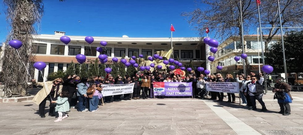 CHP Çeşme Kadın Kolları 8 Martta Meydandaydı 