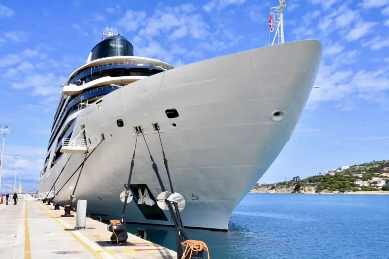 Denizlerin Devi “Four Seasons Yacht” Çeşme’de