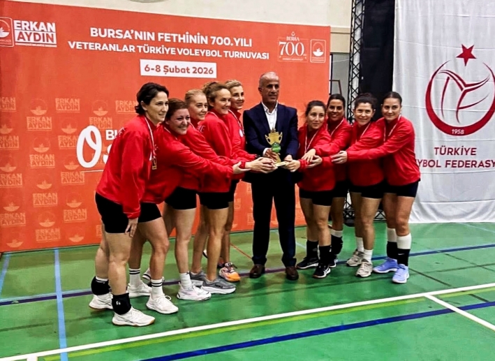 Filede Çeşme Rüzgârı: Çeşme Master 40+ Kadın Voleybol Takımı Turnuvayı Üçüncü Tamamladı