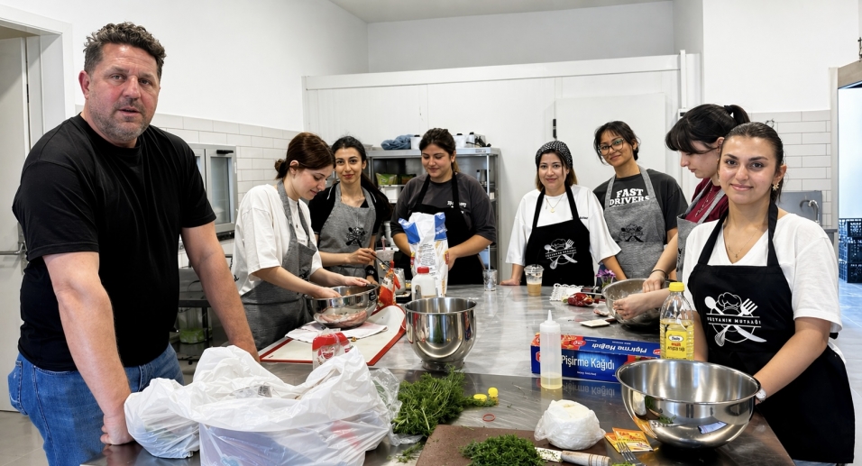 Genç Şeflerin Festival Heyecanı: Alaçatı İçin Mutfakta Hummalı Çalışma!