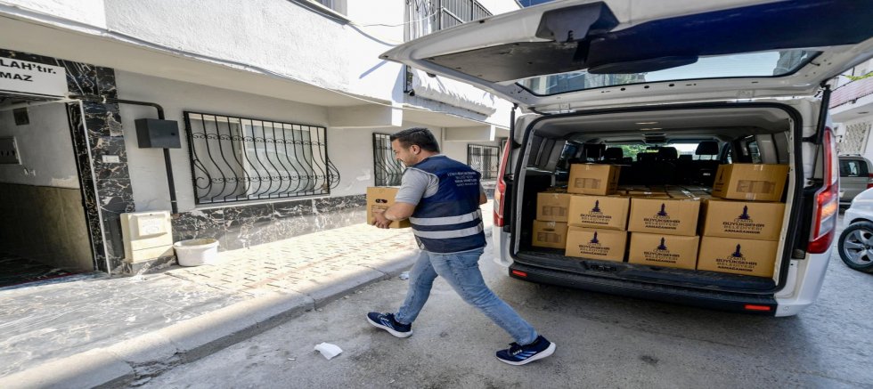 İzmir Büyükşehir’den 90 Bin Gıda Paketi Desteği